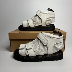 Dr. Martens Junior Klaire Leather Sandals in White T Lamper